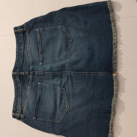 Arizona Distressed Jean Skirt Fringing at Bottom W/ Pockets sz 13 Juniors - Picture 3 of 4